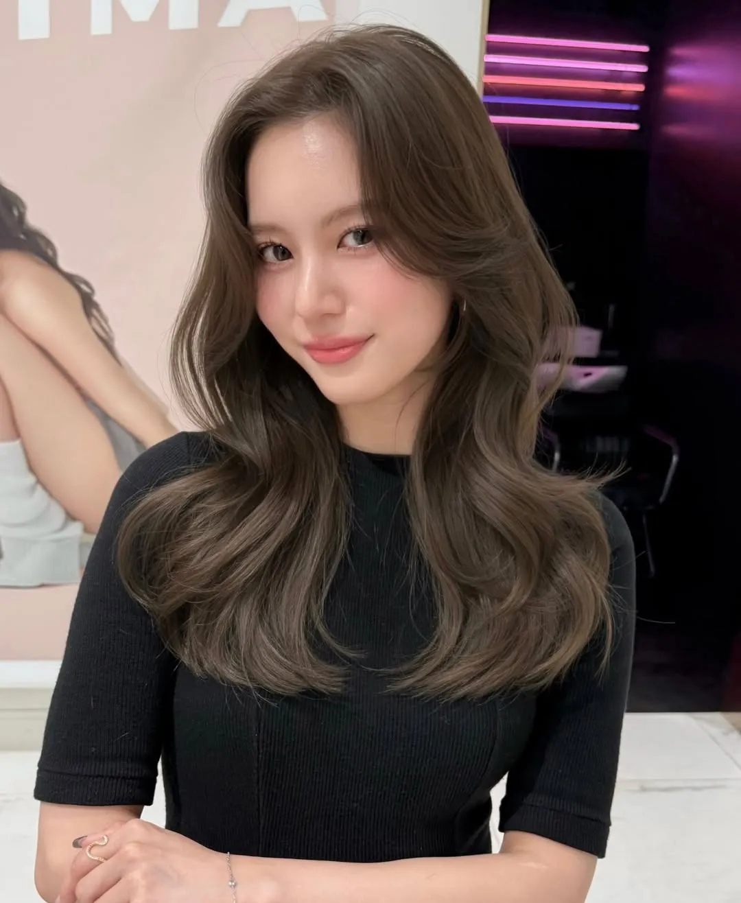 かきあげ前髪×ボリュームのあるくびれシルエット