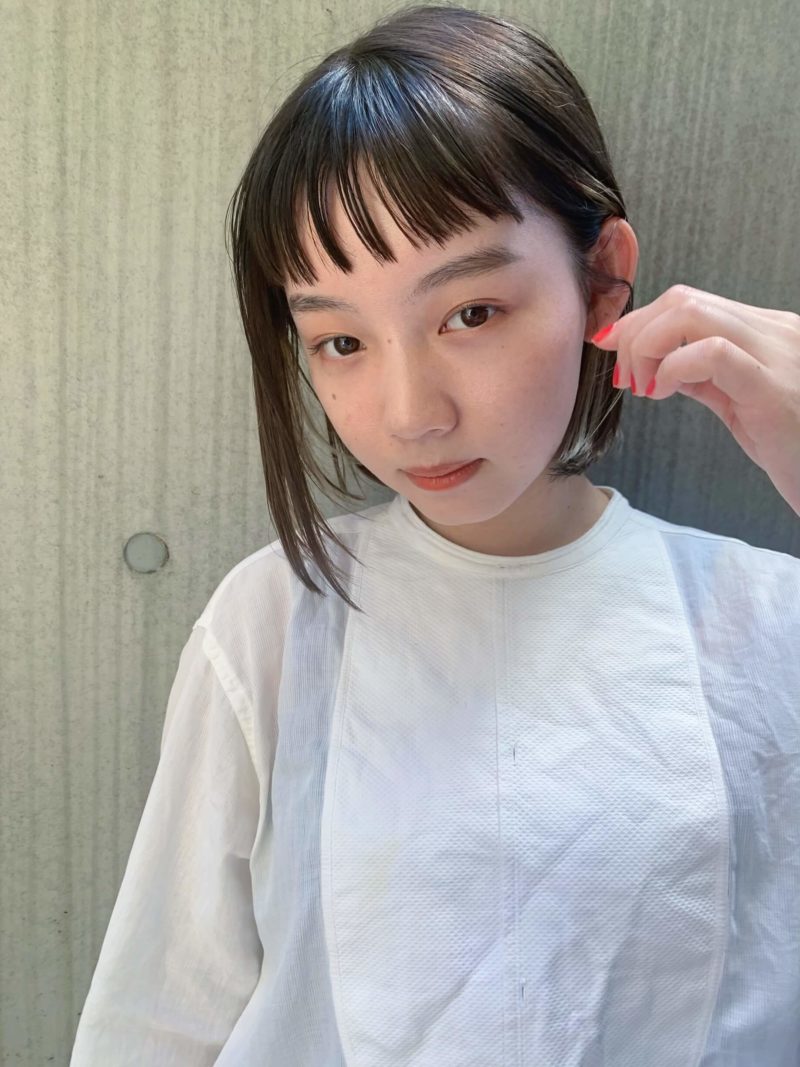 眉上の束感ショートバングがポイントのボブ