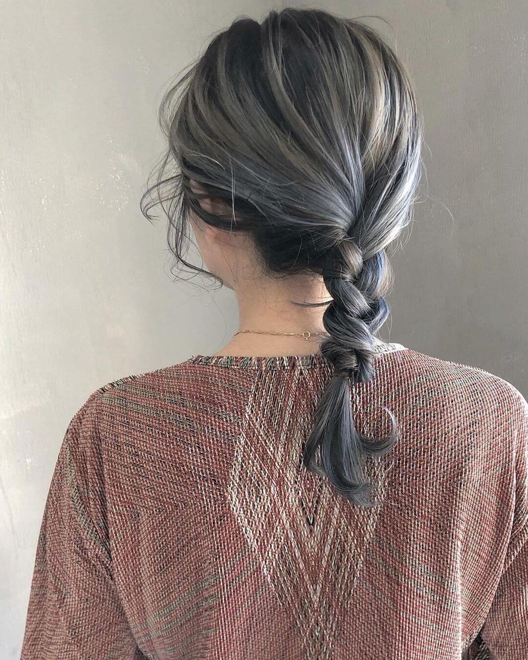 セミロングヘアのイヤリングカラーを結ぶヘアアレンジ