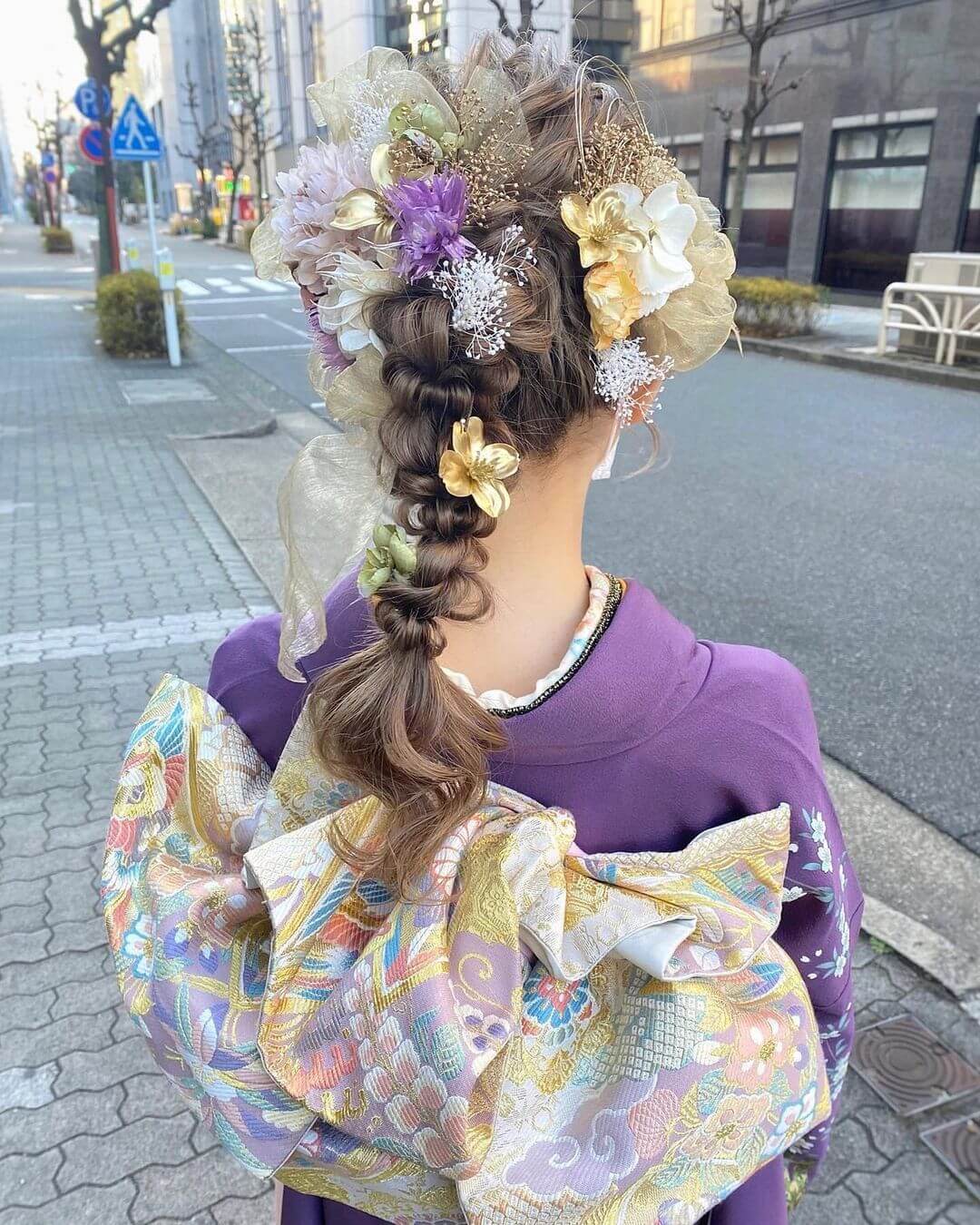 成人式の髪型・ロングヘアの花飾りが可愛い編み下ろしヘアセット