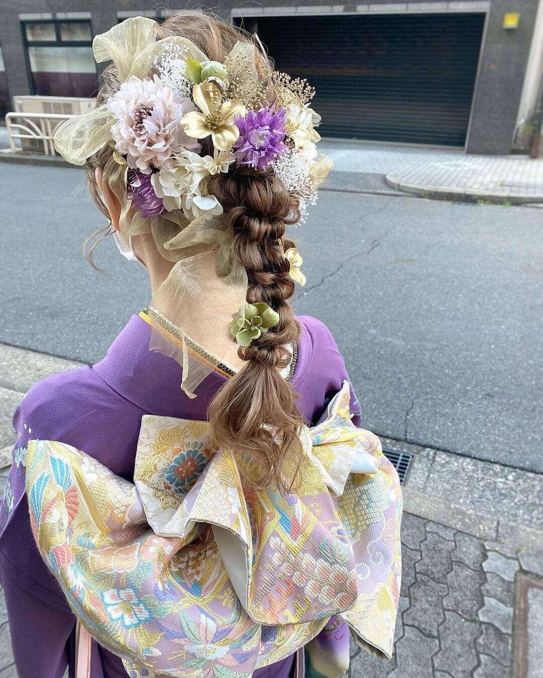 成人式の髪型・ロングヘアの花飾りが可愛い編み下ろしヘアセット