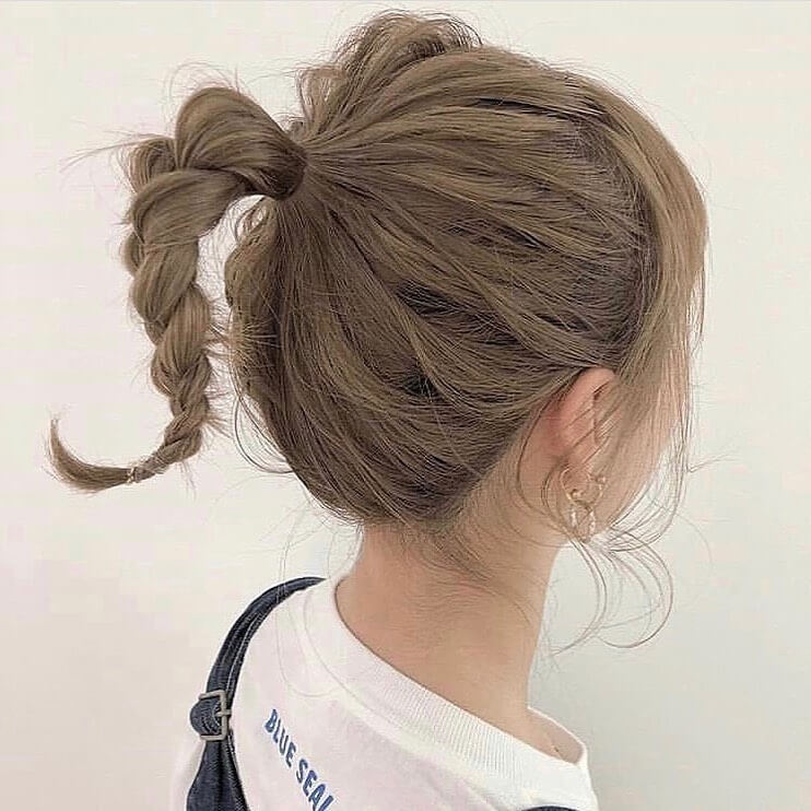 ミディアムのポニーテール三つ編みヘアアレンジ