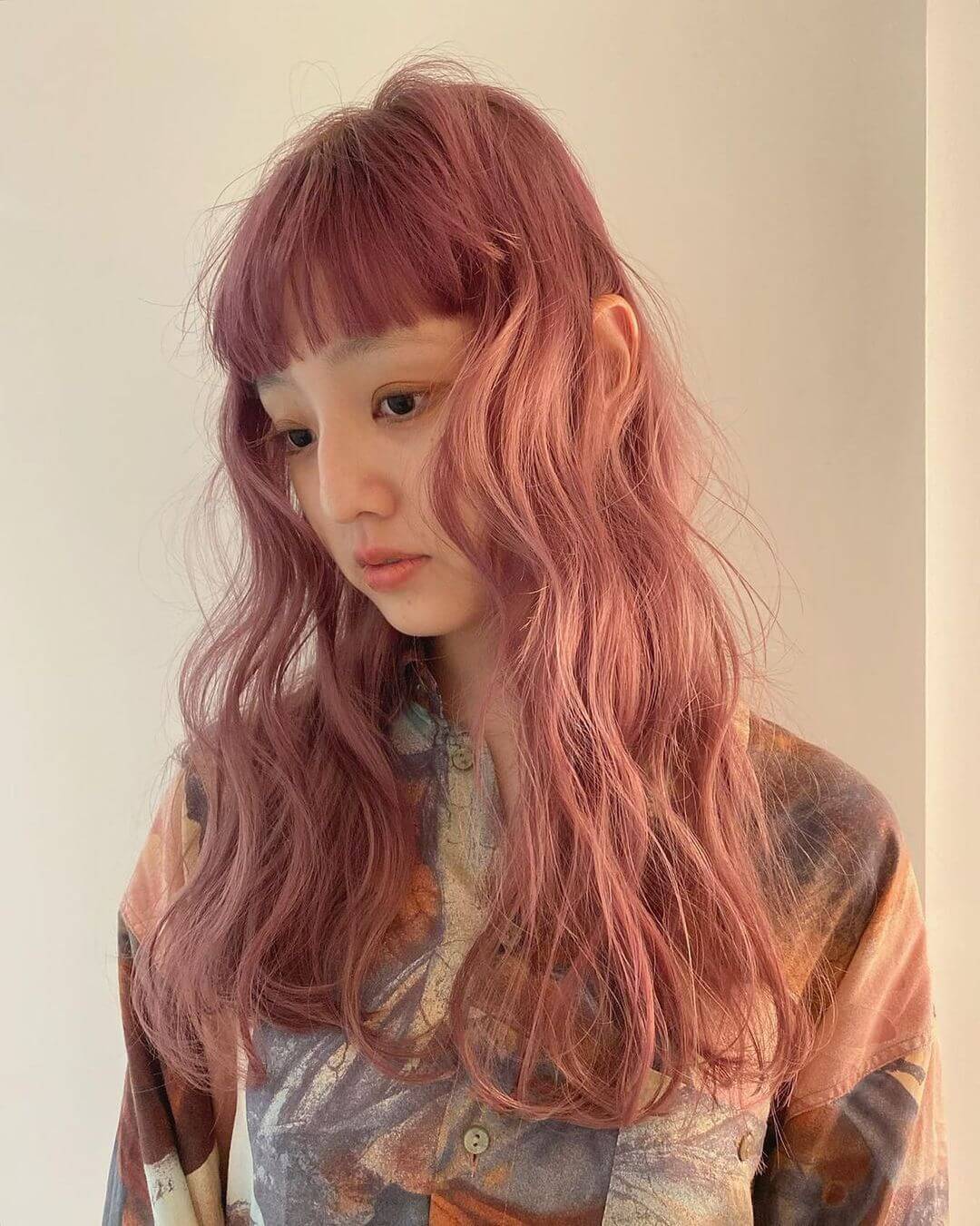 ピンクベージュの短め前髪ロングヘアウェーブ