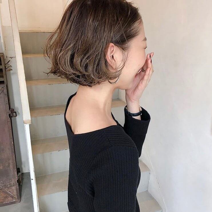 オリーブグレージュのヘアカラー・耳かけボブ