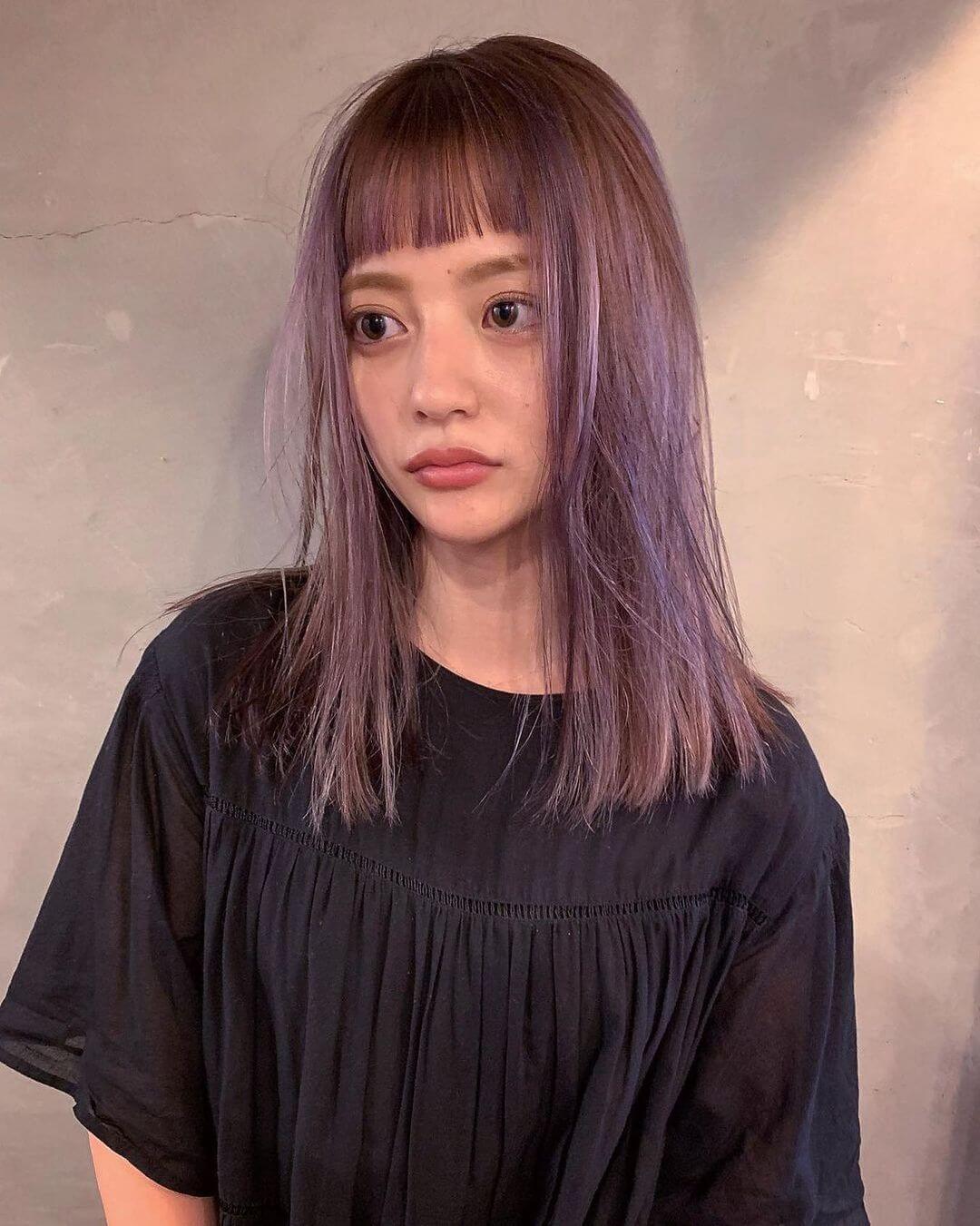 ヘアカラー紫の髪色・ぱっつん前髪のセミロング