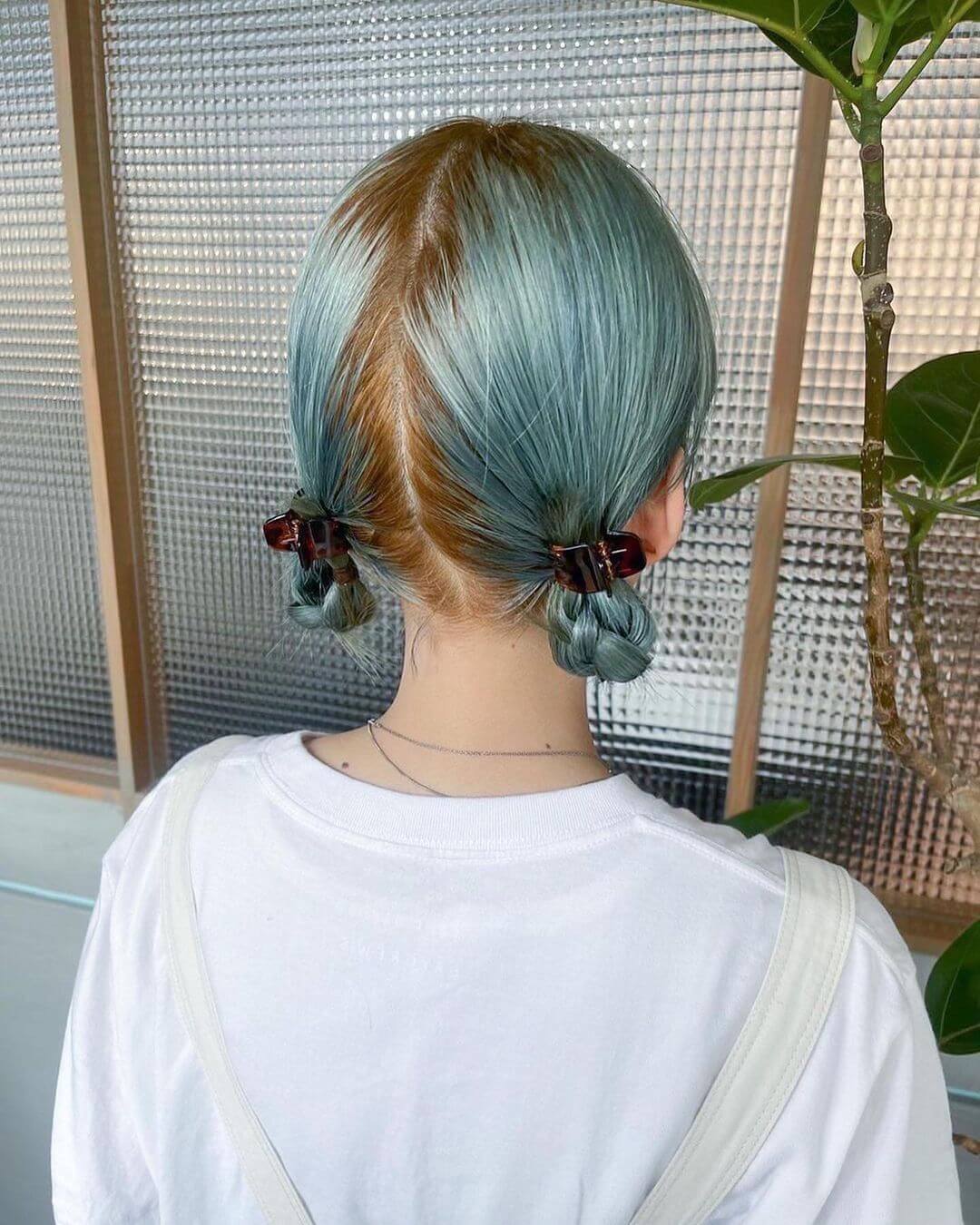 グリーン(緑)のヘアカラー髪色・ツインヘアアレンジ